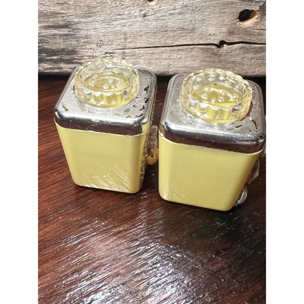 Vintage Yellow Myrtle Beach SC Salt and Pepper Shakers with‎ Glitter and Shells